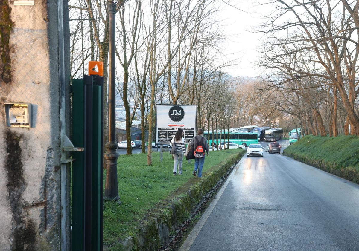 Alumnos entran al colegio Jesús María.