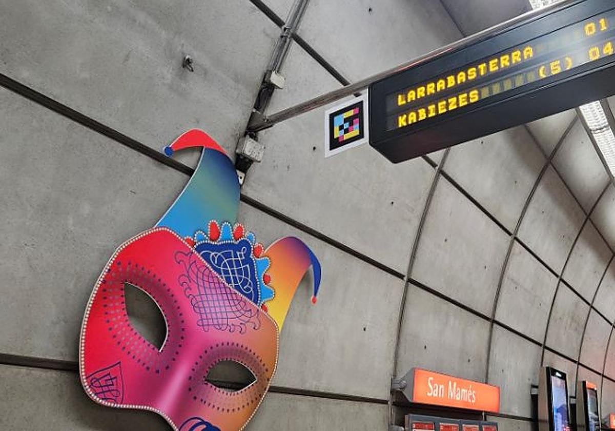 La estación de metro de San Mamés, decorada con un antifaz de Carnaval.