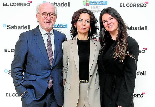 Antonio Brufau, Josune Begiristain y Joanne López Begiristain.