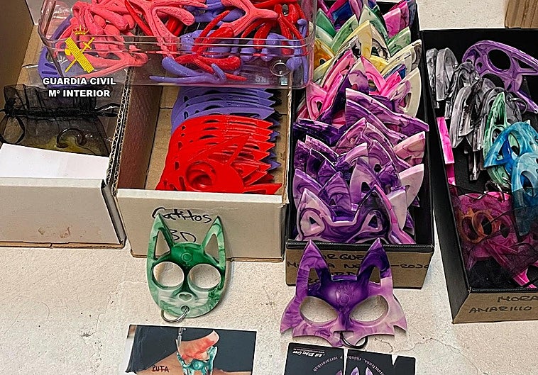 Varios de los artículos requisados en la nave de Zorrozaurre.