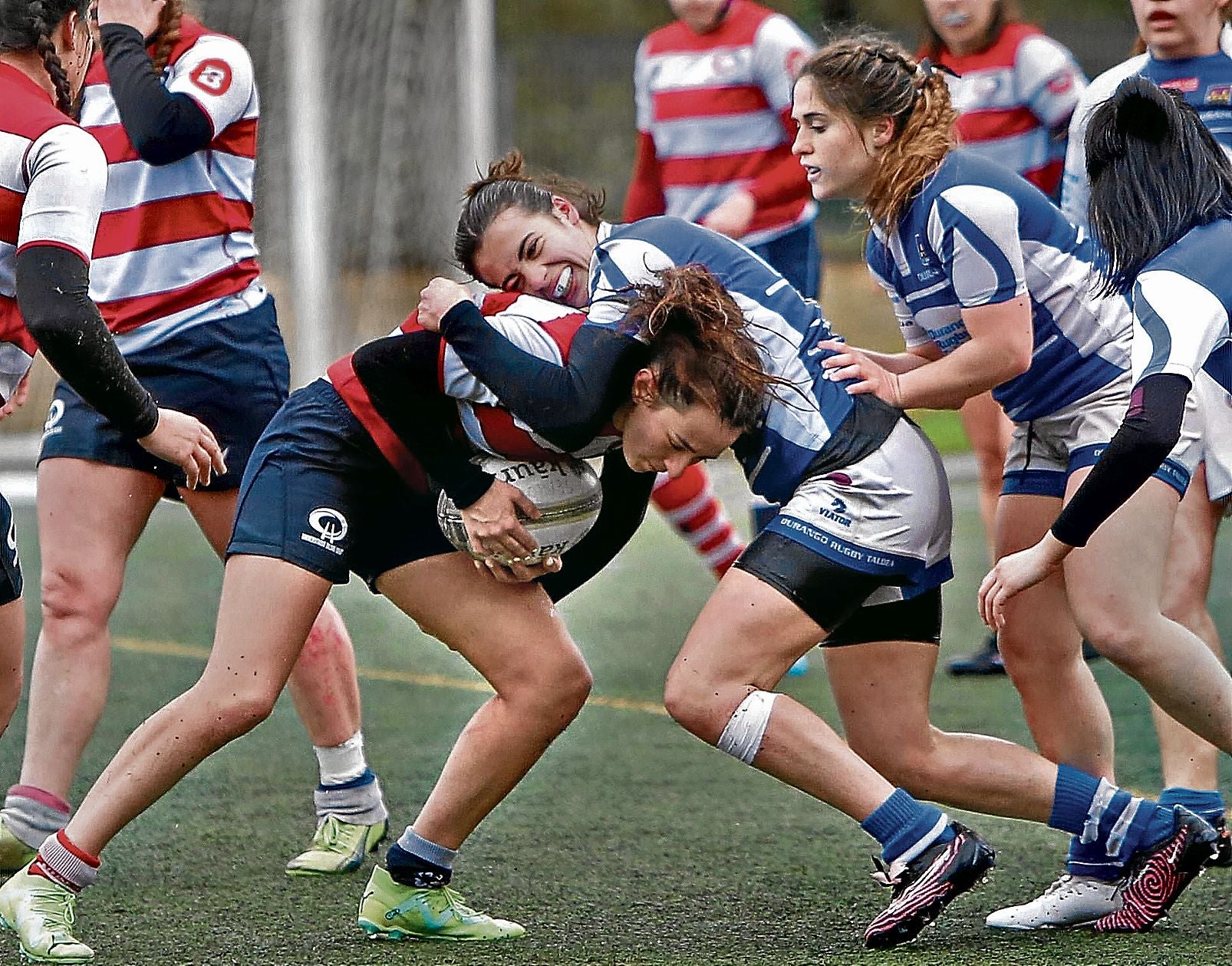 Goreti Barrutieta placa a una rival en un partido del Durango Rugby Taldea en Arripausueta.