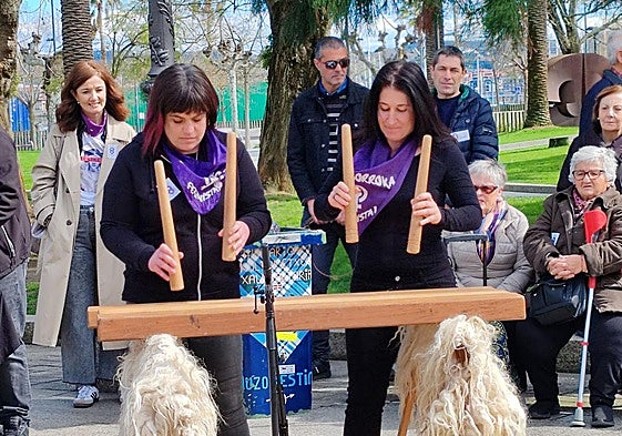 Animación musical durante el acto institucional organizado en Santurtzi el pasado ejercicio.