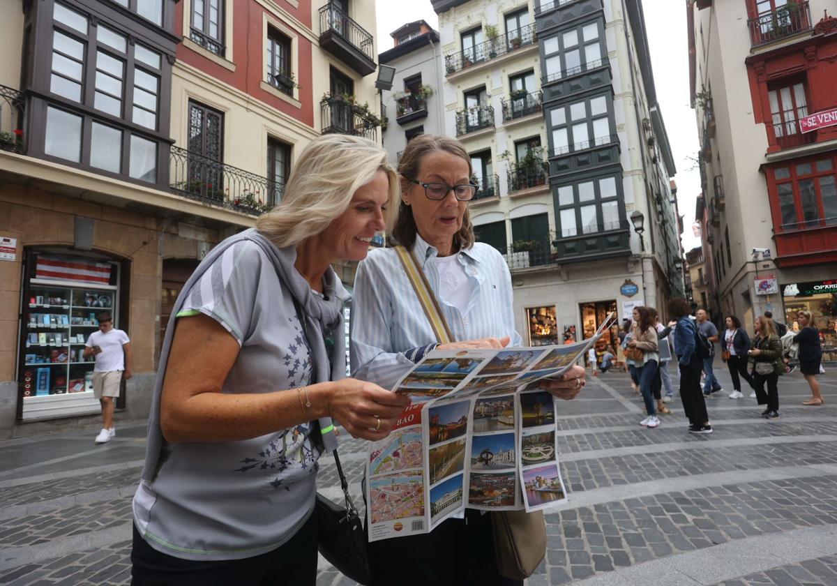 Una pareja francesa de 51 años que busca gastronomía y cultura, perfil del turista que llega a Bilbao