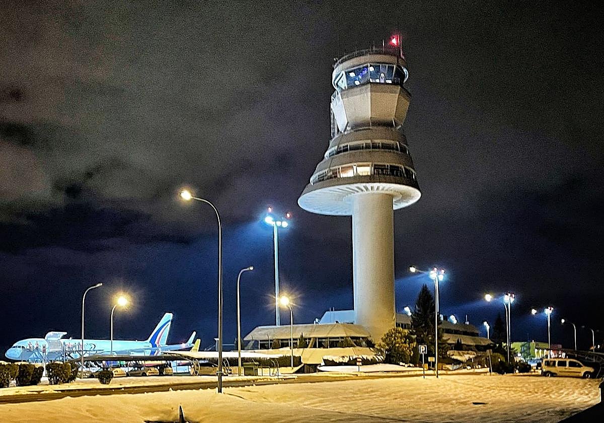 Torre de control del aeropuerto de Vitoria.