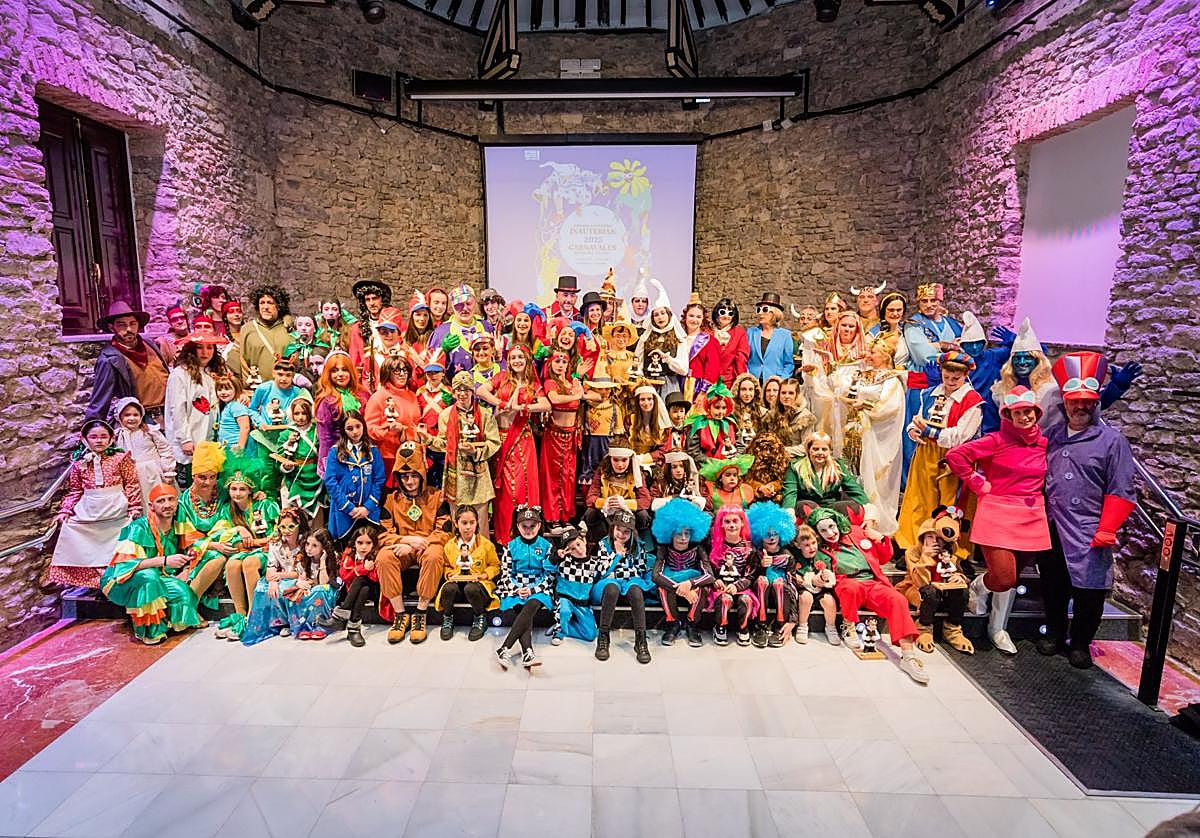 Representantes de todas las comparsas han presentado este martes sus disfraces en el Palacio Villa Suso.