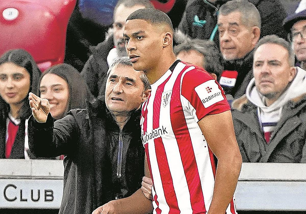 Ernesto Valverde da instrucciones a Maroan el día de su debut ante el Girona en San Mamés.