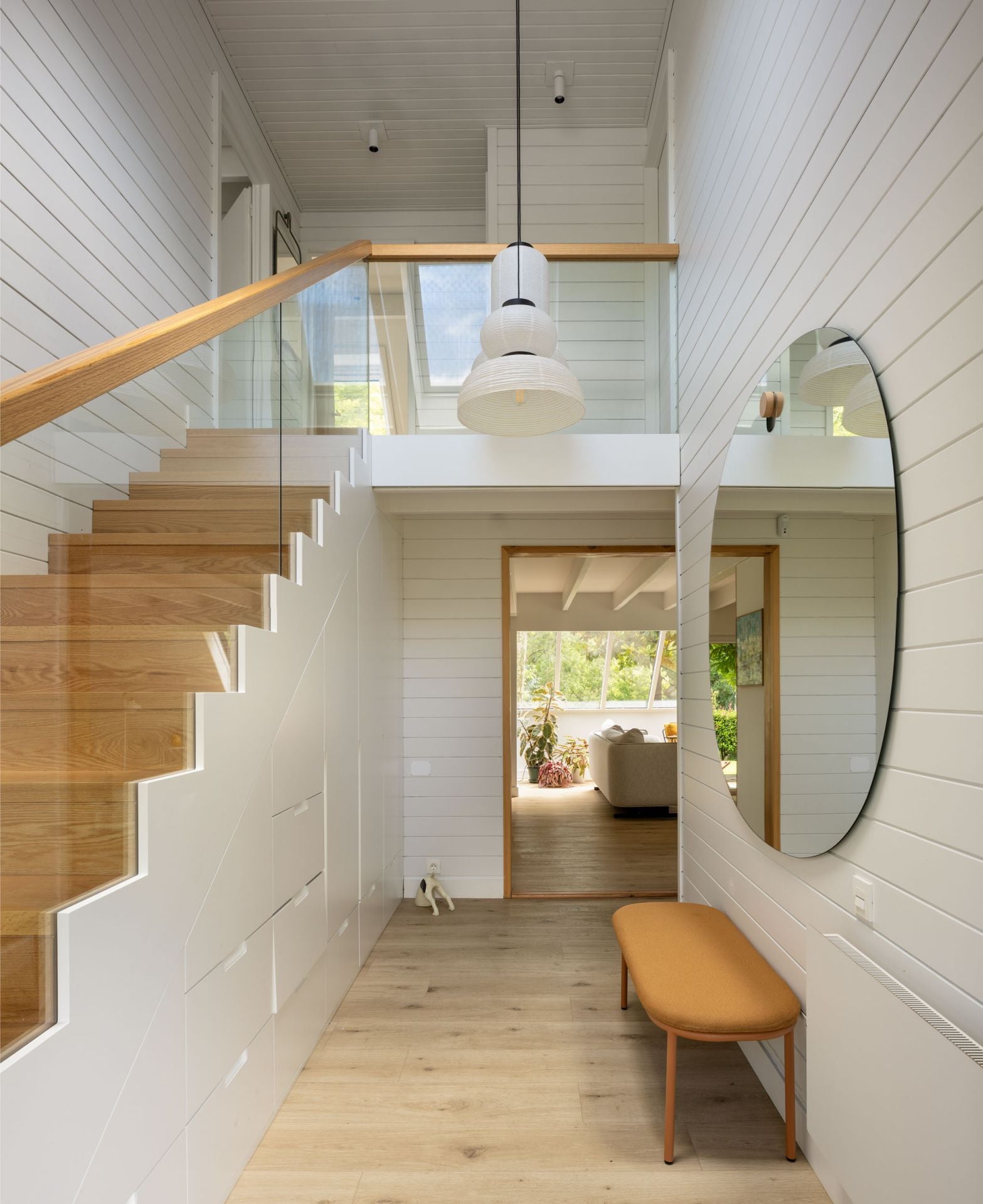 La casa prefabricada de una familia en Mungia llena de luz, arte y libros