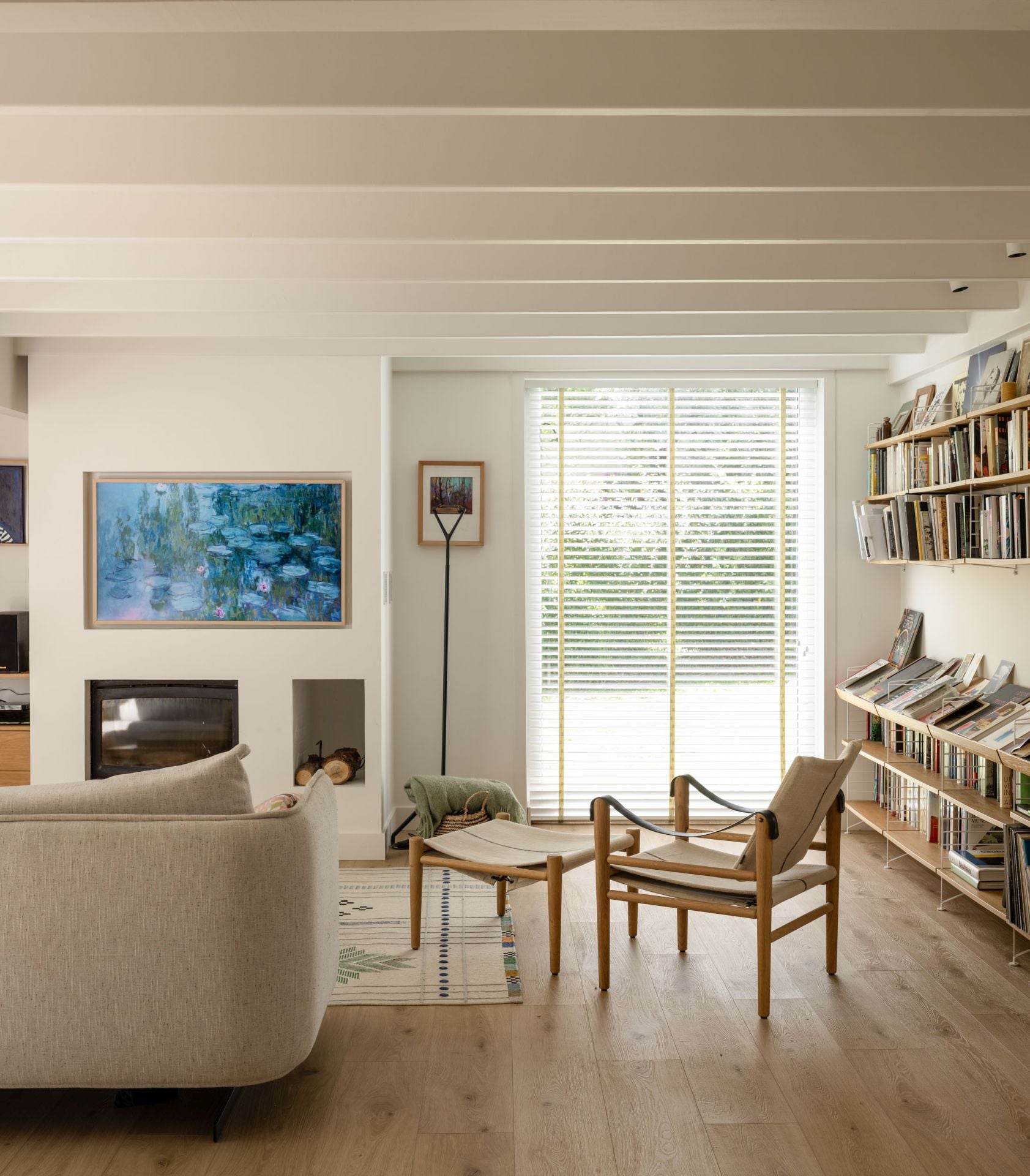 La casa prefabricada de una familia en Mungia llena de luz, arte y libros
