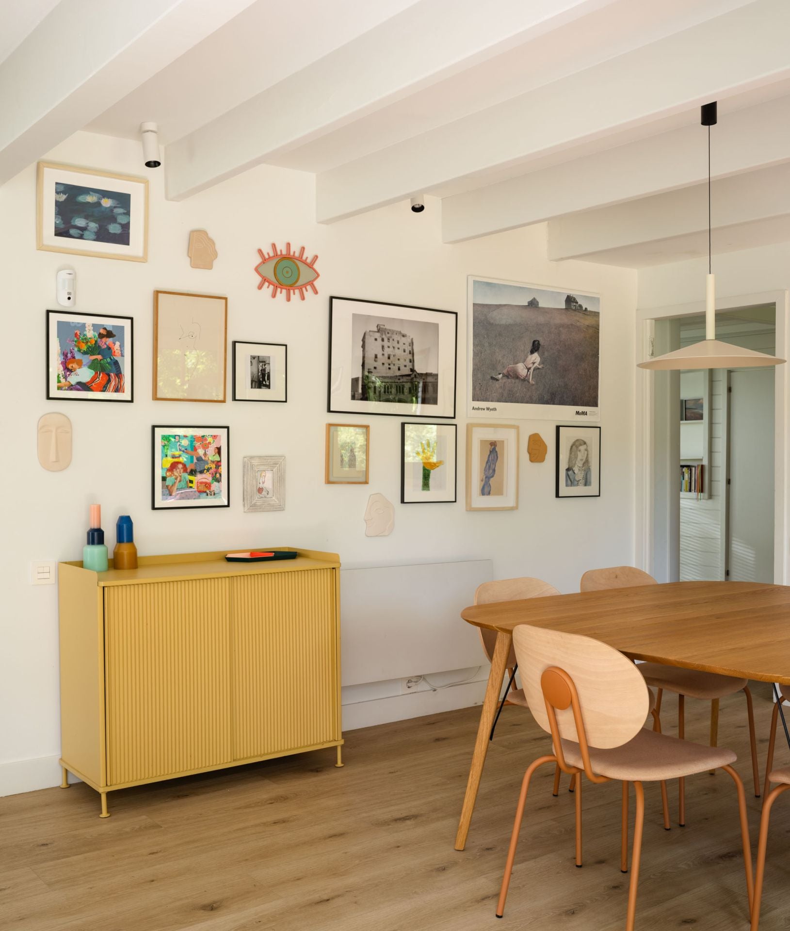 La casa prefabricada de una familia en Mungia llena de luz, arte y libros