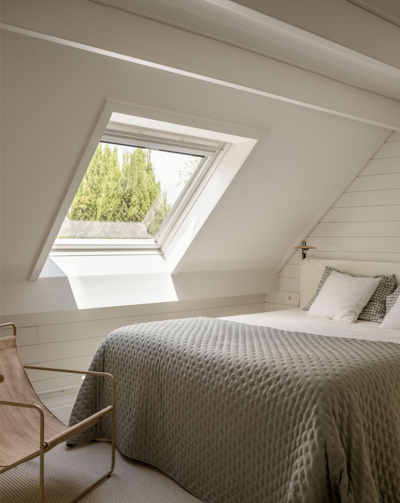 La casa prefabricada de una familia en Mungia llena de luz, arte y libros