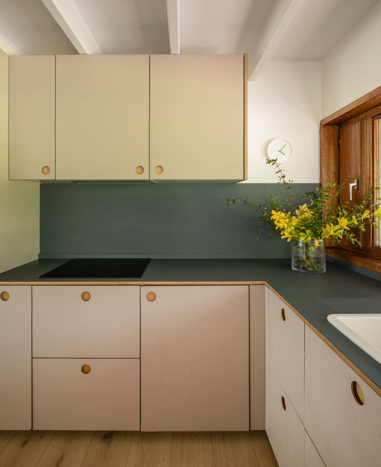 La casa prefabricada de una familia en Mungia llena de luz, arte y libros