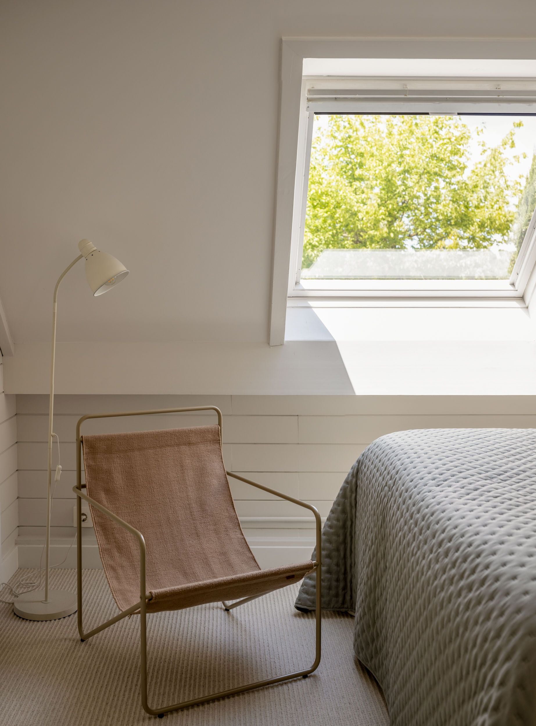 La casa prefabricada de una familia en Mungia llena de luz, arte y libros