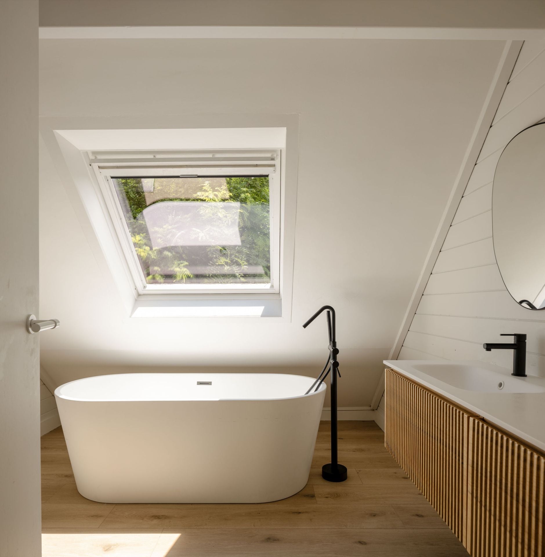 La casa prefabricada de una familia en Mungia llena de luz, arte y libros