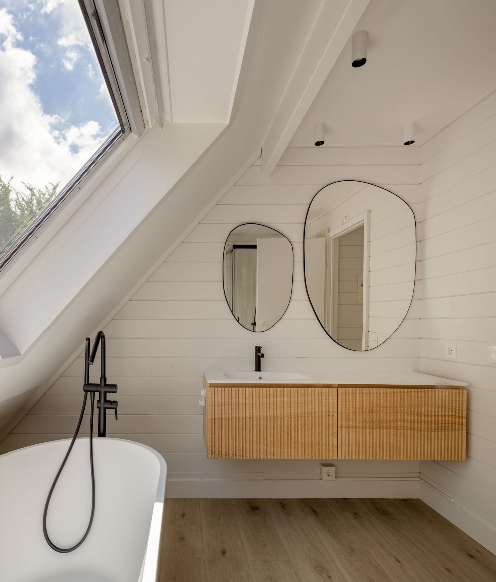 La casa prefabricada de una familia en Mungia llena de luz, arte y libros