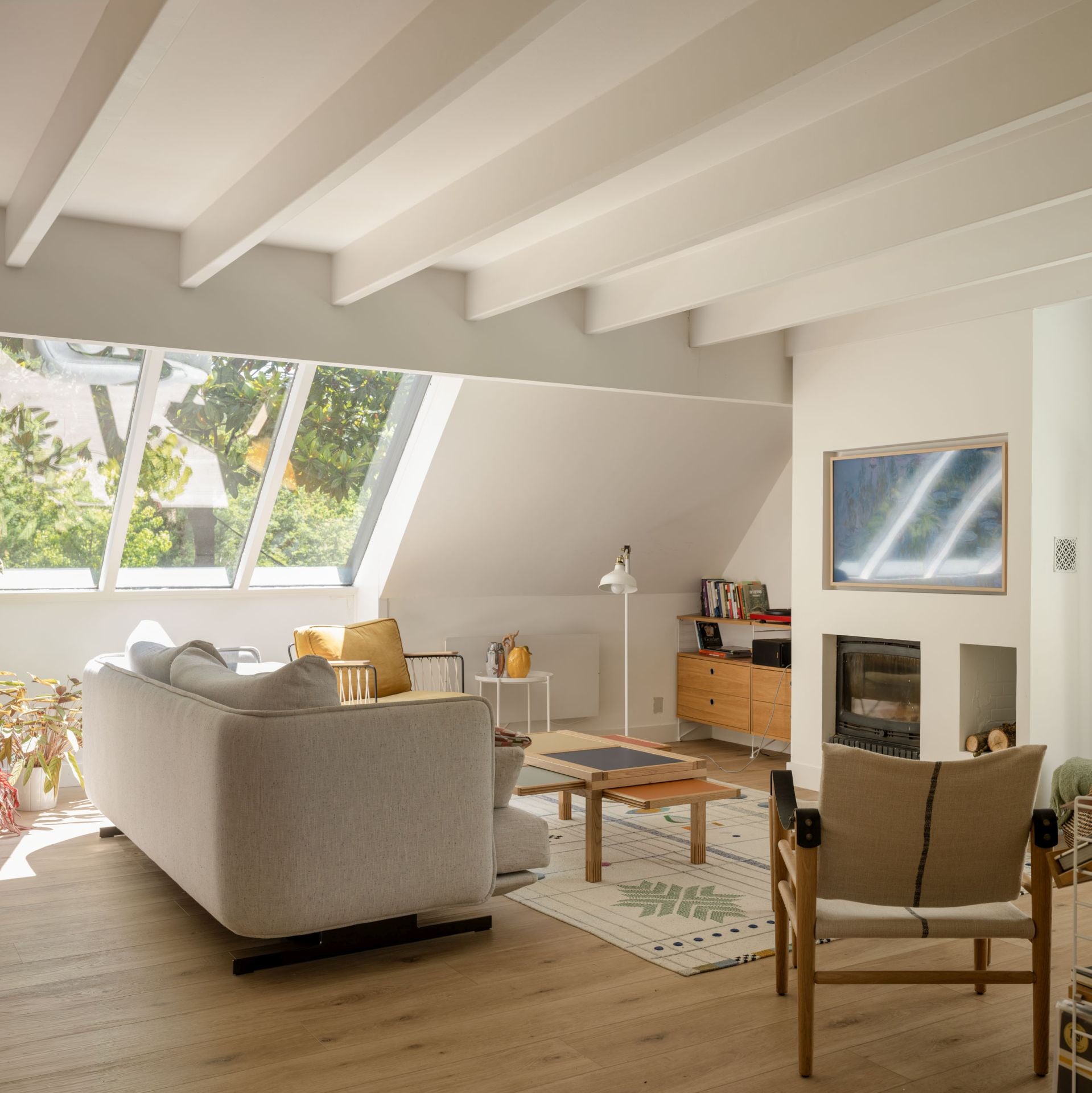 La casa prefabricada de una familia en Mungia llena de luz, arte y libros