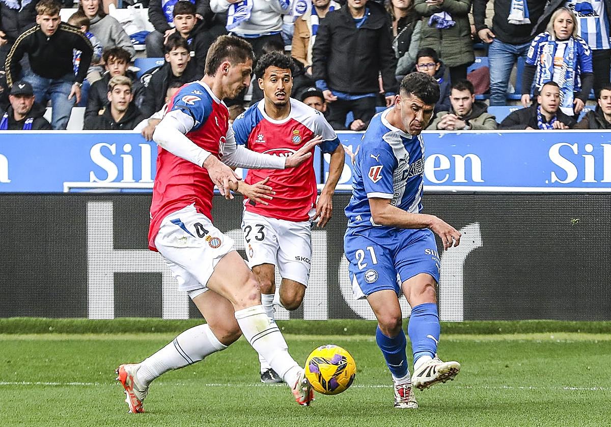 Carles Aleñá intenta un centro contra el Espanyol.