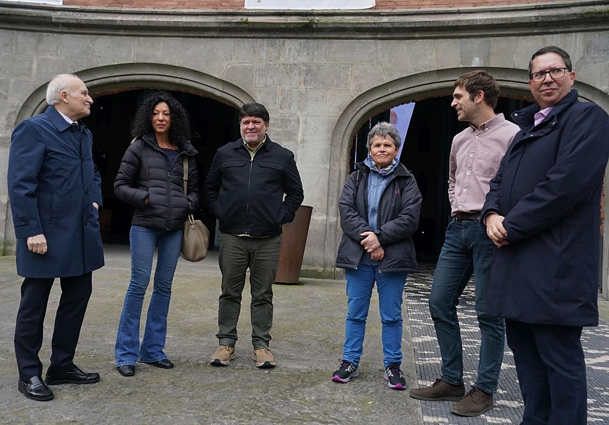 Itxaro Borda y Leila Guerriero, este martes junto a representantes institucionales y organizadores de Gutun Zuria.