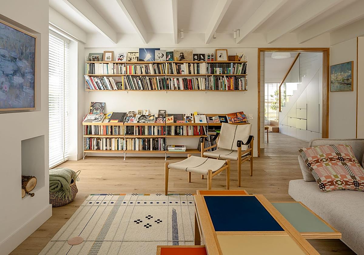 La casa prefabricada de una familia en Mungia llena de luz, arte y libros.