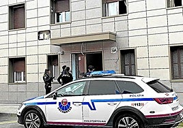 Agentes de la Policía Municipal y Ertzaintza acudieron al inmueble ocupad, una planta baja.