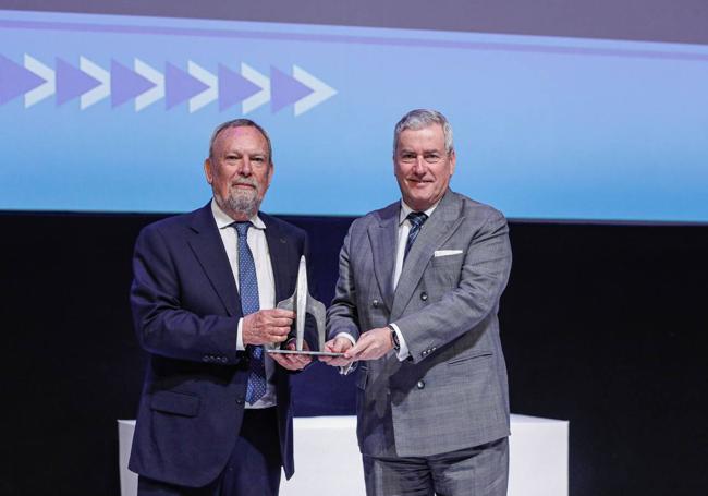 Recoge el premio Pedro J. Salazar de manos de Iñaki Navarro.
