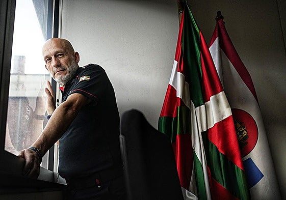 Hermelo Molero, en un momento de la entrevista en la comisaría de la Ertzaintza en Ibarrekolanda, Bilbao.