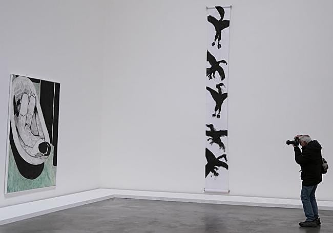 Dos obras del final de la exposición, de artistas contemporáneas: 'Bañera / suelo verde' (2021), de Iris Schomaker, y 'Pájaros (vertical)' (2012), de Judit Reigl.