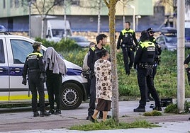 Dipositivo policial en una calle de Salburua.