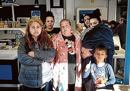 Un grupo de vecinos desalojados del inmueble, en el hotel de Arrigorriaga donde les realojaron.