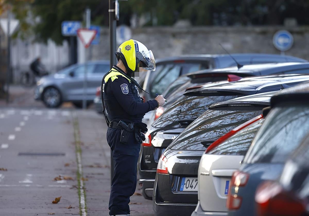 Un agente de la Policía Local, durante la huelga de celo iniciada en diciembre.