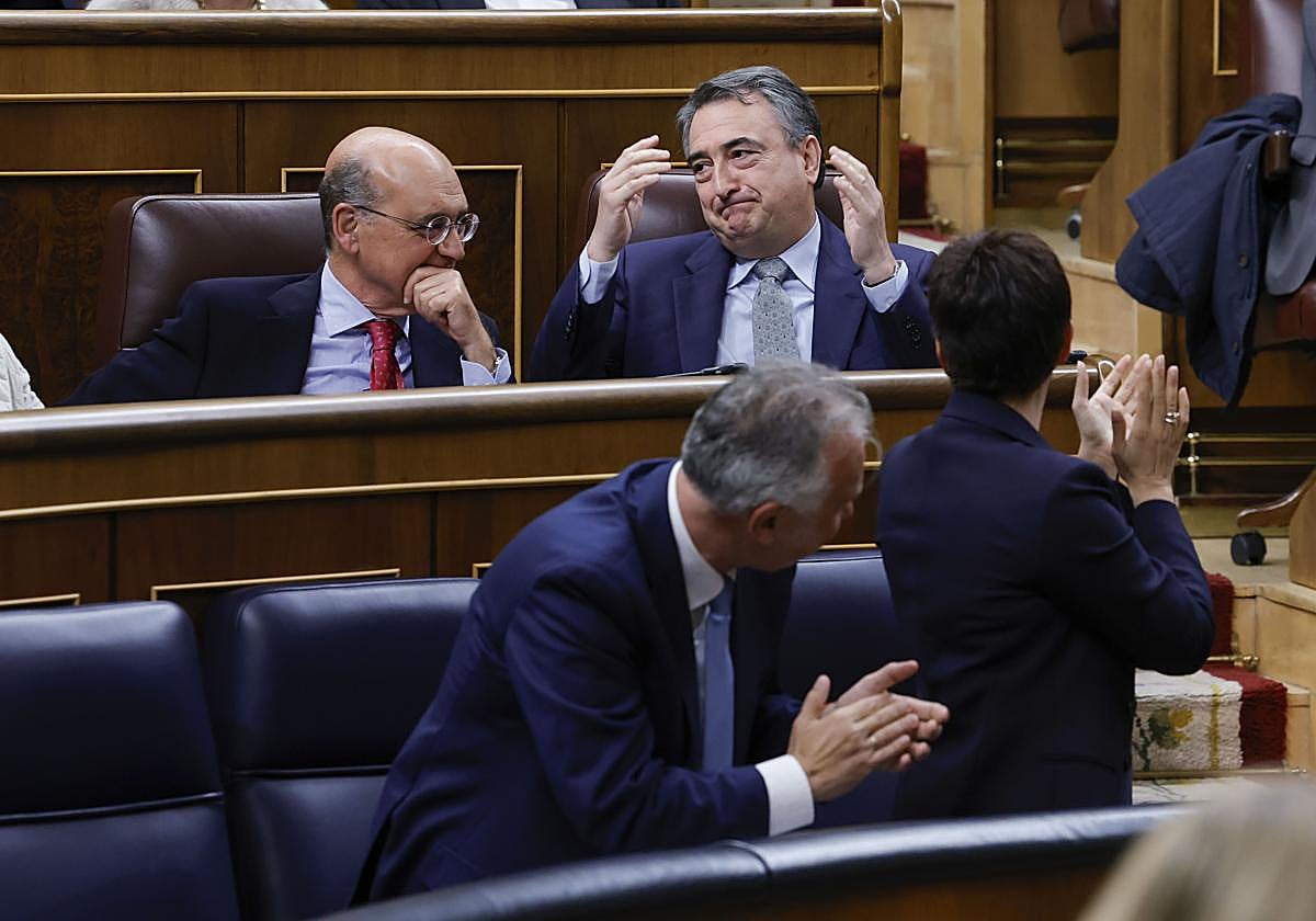 Así despide el Congreso a Aitor Esteban: aplausos y halagos de Sánchez con el silencio de PP, Vox y Bildu