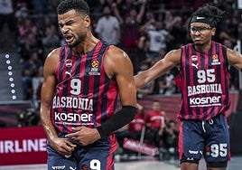 Cabarrot celebra una canasta en el Buesa Arena.