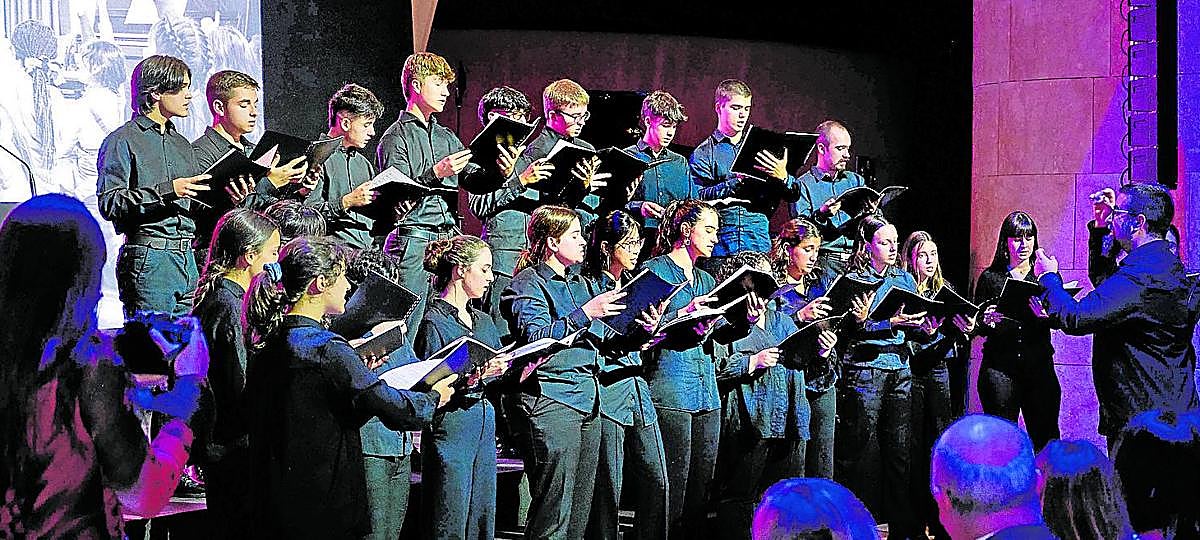 El Coro Euskeria, de la Sociedad Coral de Bilbao, en una intervención con motivo de los Premios Fair Saturday 2024.