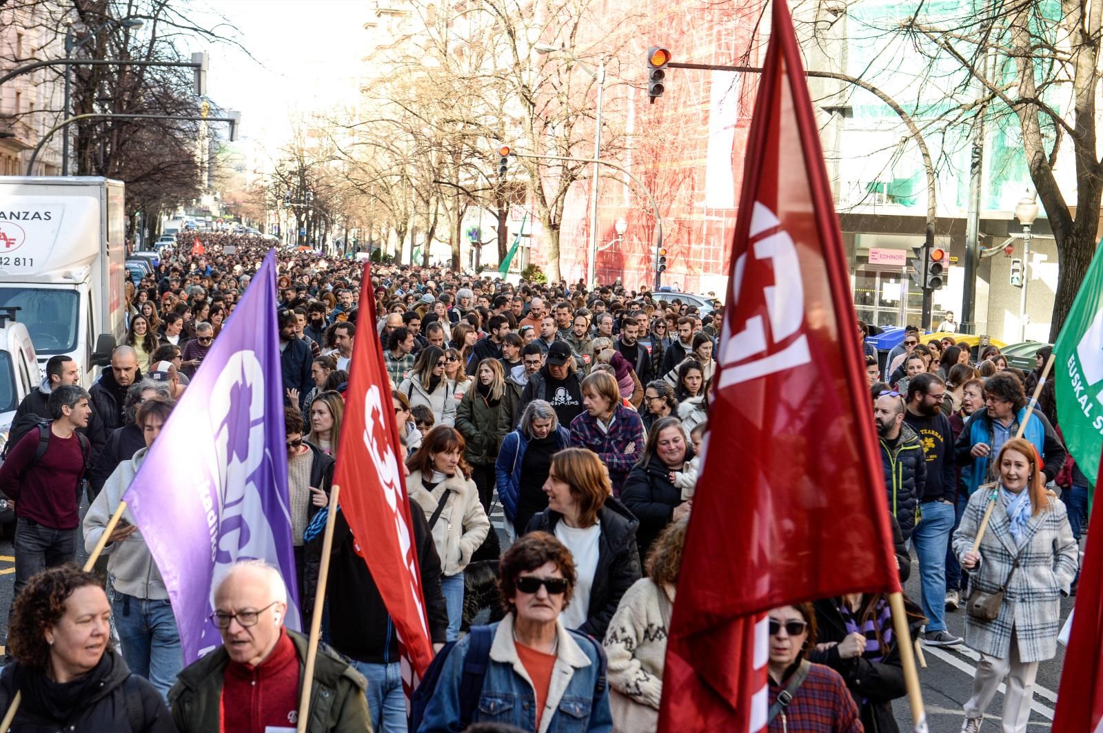 La manifestación de Bilbao ha recorrido la Gran Vía hasta el Teatro Arriaga.