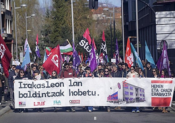 La manifestación de los profesores ha recorrido las calles de Vitoria.
