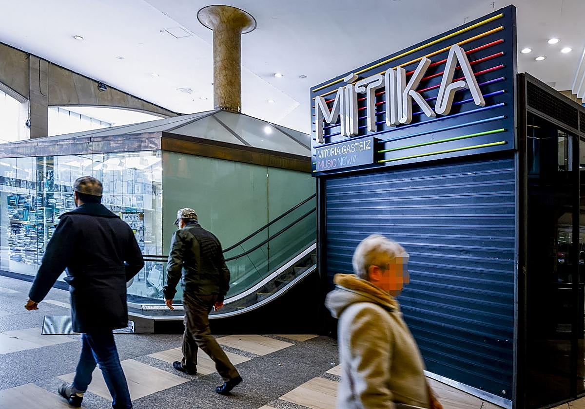 Entrada de la discoteca Mítika, en el centro comercial Dendaraba de Vitoria.