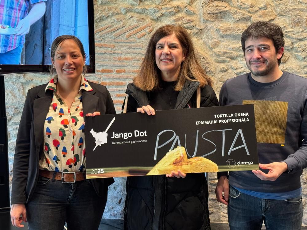 La concejala Jesica Ruiz (PSE); la representante del bar Pausta y el presidente de la asociación de comericantes y hostelería Dendak Bai, Alex Palacios.