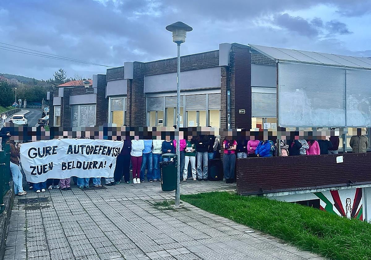 Decenas de estudiantes se concentran para reclamar medidas contundentes ante el envío de mensajes inapropiados a algunos alumnos.