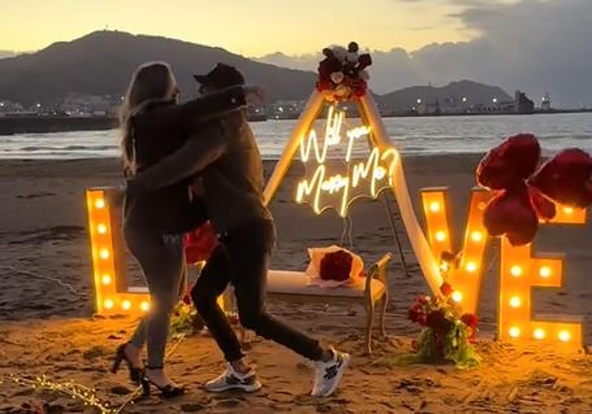 La pedida de mano en la playa de Ereaga que parece sacada de una película romántica