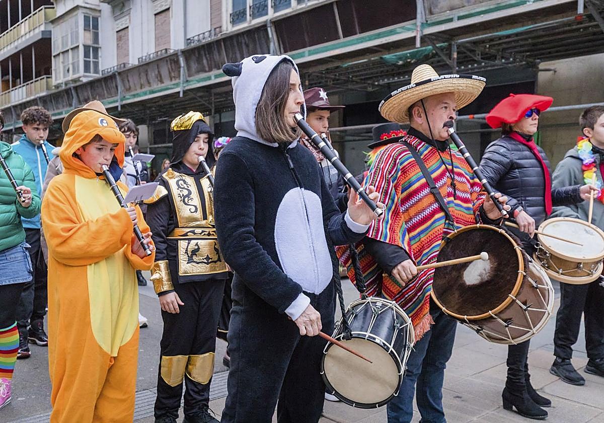 Música y disfraces se mezcla en las calles de Vitoria en el Jueves de Lardero.