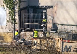 Operarios de Seranco, ayer mismo en el entorno del futuro equipamiento