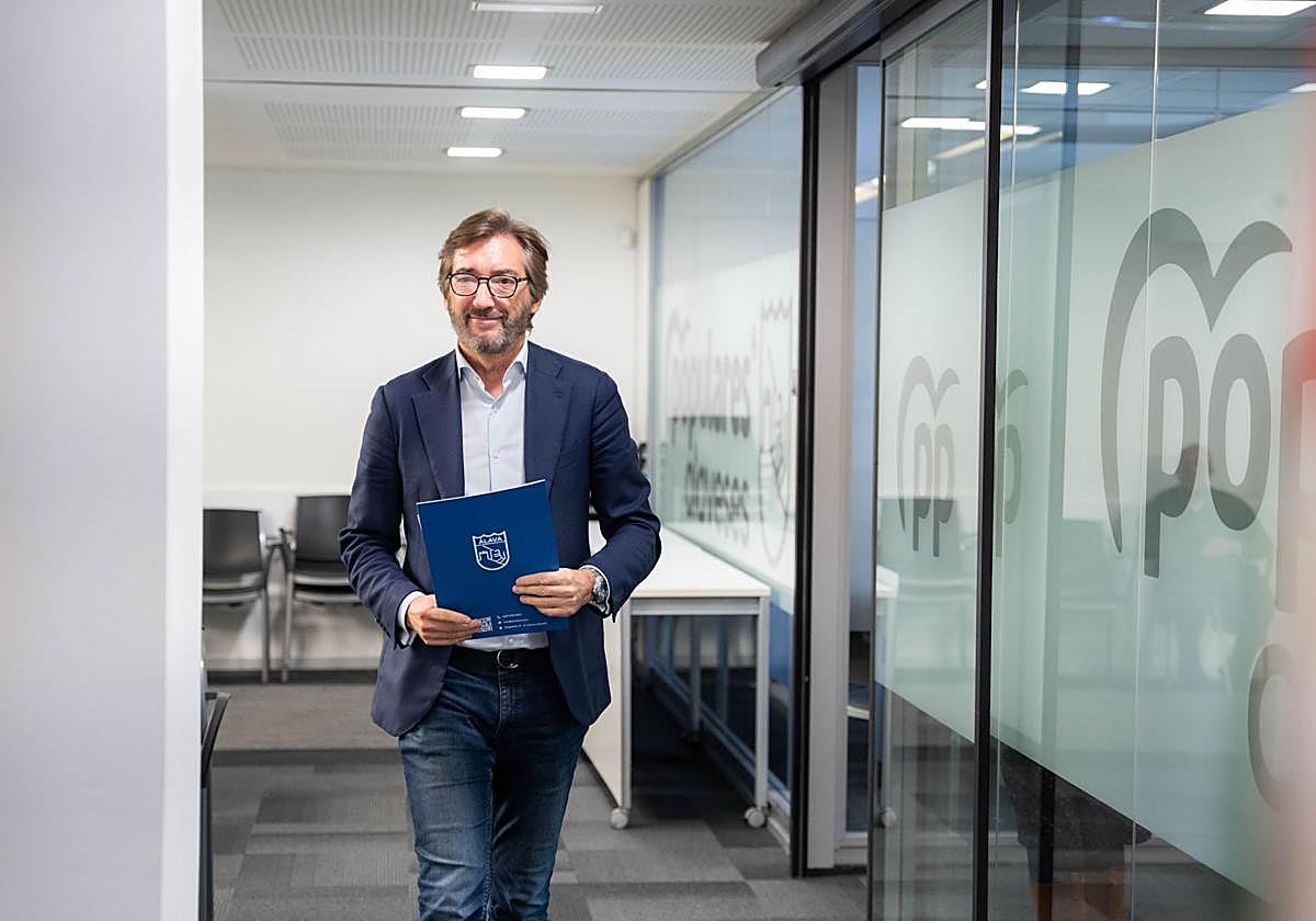 Iñaki Oyarzabal, este jueves en la sede del PP en Vitoria.