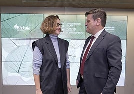 La diputada general, Elixabete Etxanobe, y el dirigente de la OMS en Europa, Tomás Zapata.