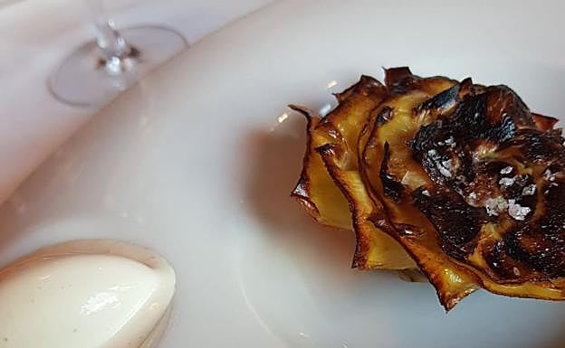 Flor de alcachofa con helado de foie gras.