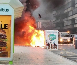 Uno de los incendios provocados que destrozó varios depósitos en una calle de las Arenas.
