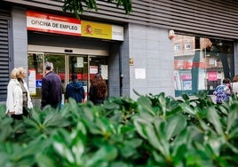 El SEPE obliga a devolver 6.000 euros a un parado que cobró a la vez el subsidio y la pensión de incapacidad permanente