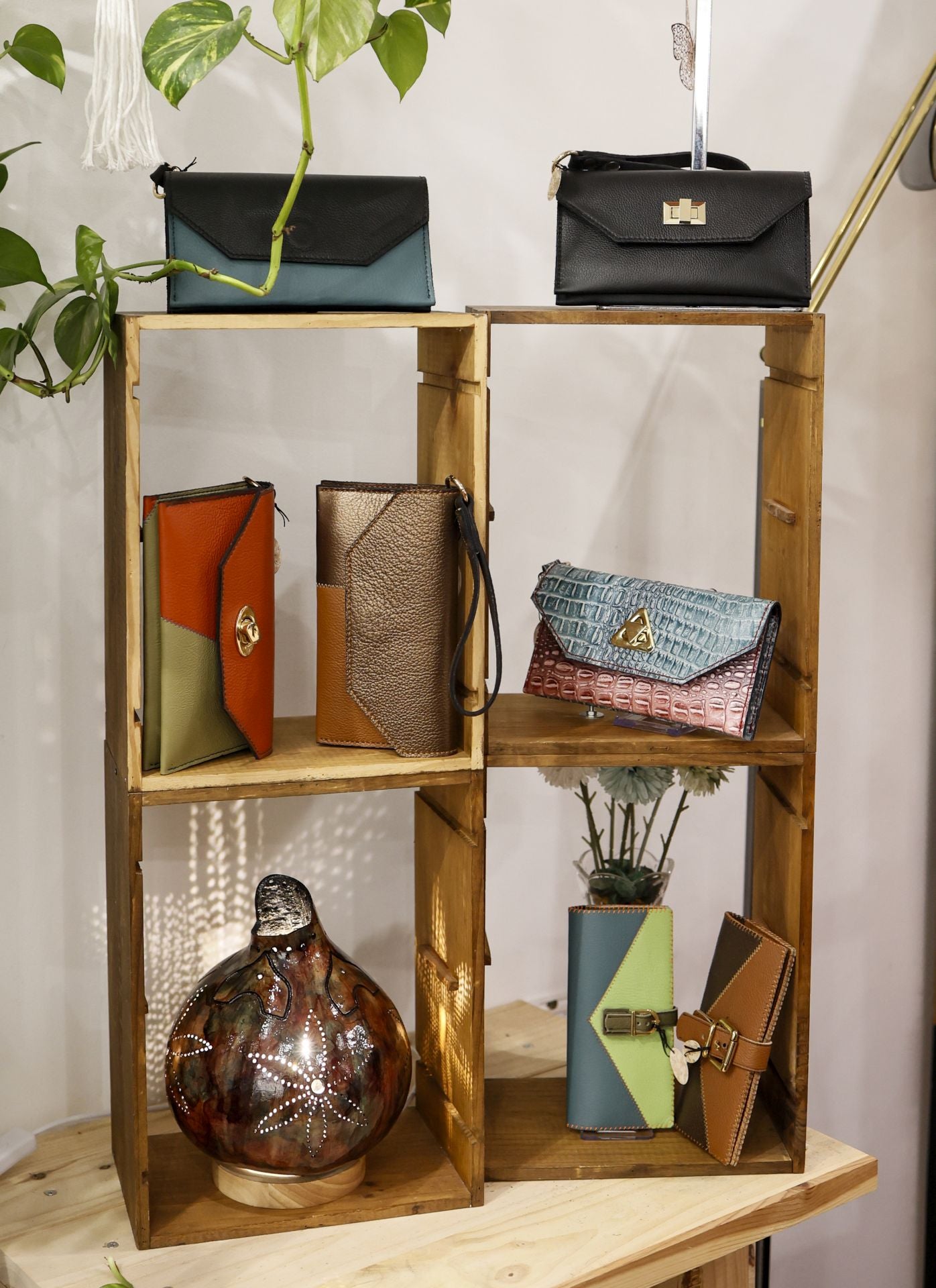 La desconocida tienda de Bilbao con bolsos y cinturones de piel hechos allí mismo por un matrimonio