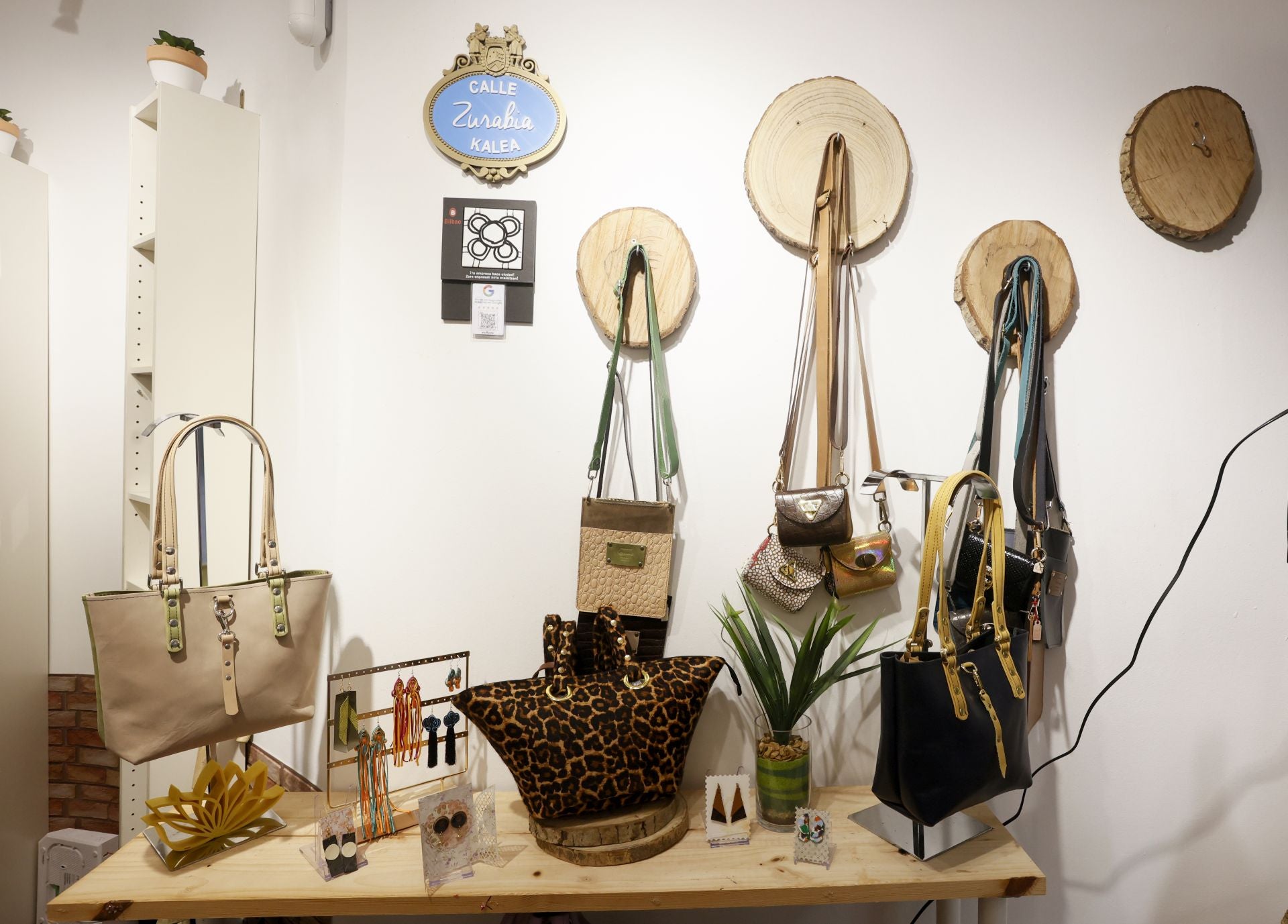 La desconocida tienda de Bilbao con bolsos y cinturones de piel hechos allí mismo por un matrimonio