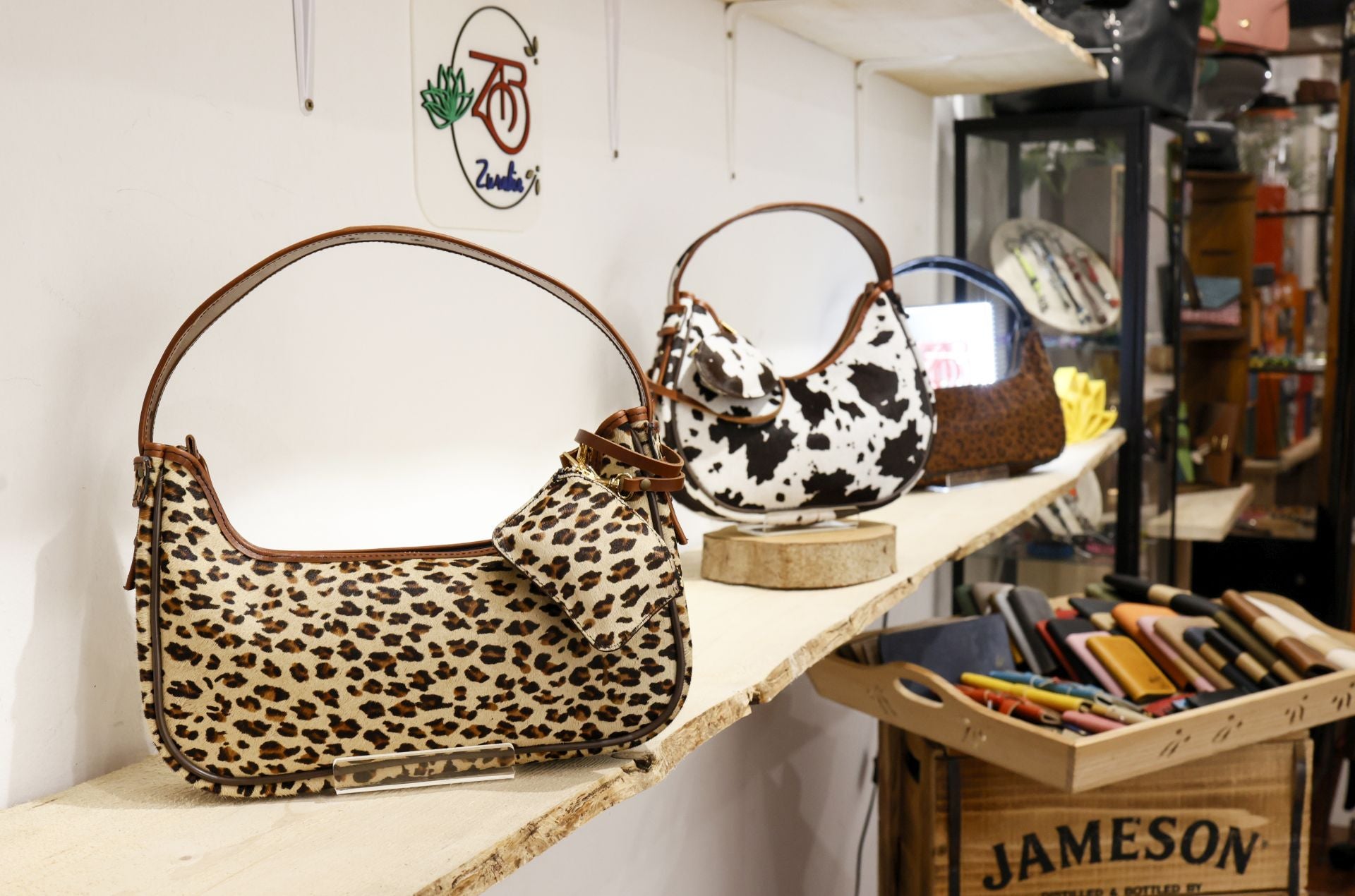 La desconocida tienda de Bilbao con bolsos y cinturones de piel hechos allí mismo por un matrimonio