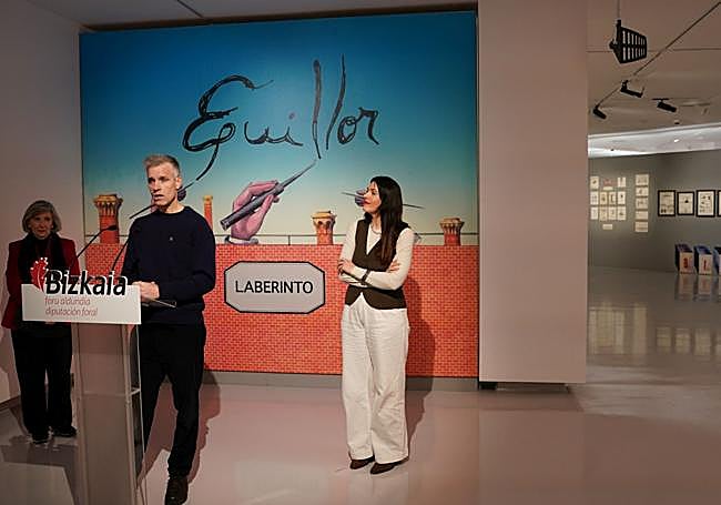 Garikoitz Fraga Angoitia, flanqueado por Alicia Fernández, directora de la Sala Rekalde, y Leixuri Arrizabalaga, diputada de Euskera, Cultura y Deporte.