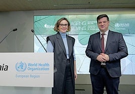 La diputada general, Elixabete Etxanobe, y el dirigente de la OMS en Europa, Pablo Zapata, ayer en Bilbao.